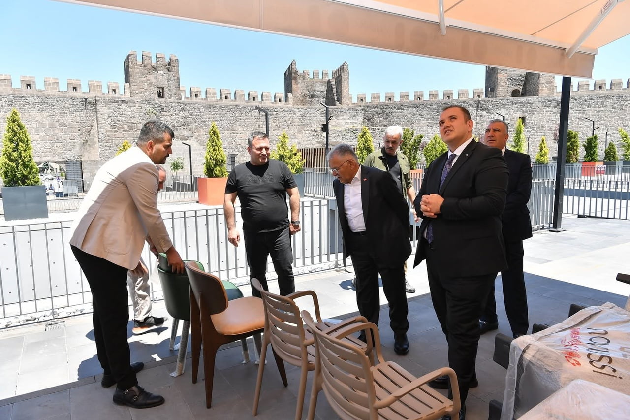 KAYSERİ BÜYÜKŞEHİR BELEDİYE BAŞKANI DR. MEMDUH BÜYÜKKILIÇ; TARİHİ KAYSERİ KALESİ İÇERİSİNDE...