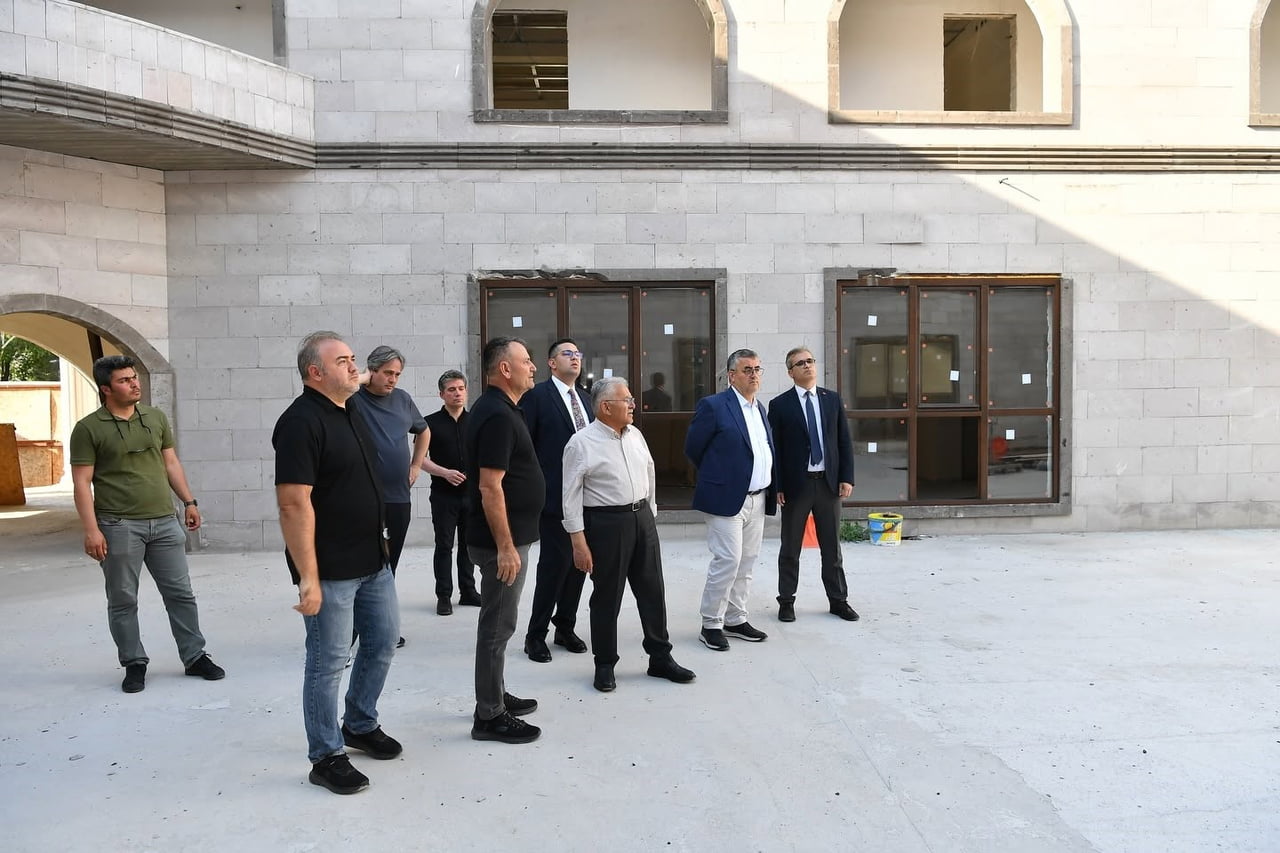 KAYSERİ BÜYÜKŞEHİR BELEDİYE BAŞKANI DR. MEMDUH BÜYÜKKILIÇ, TARİHİ KAYSERİ MAHALLESİ’NDE DEVAM EDEN...