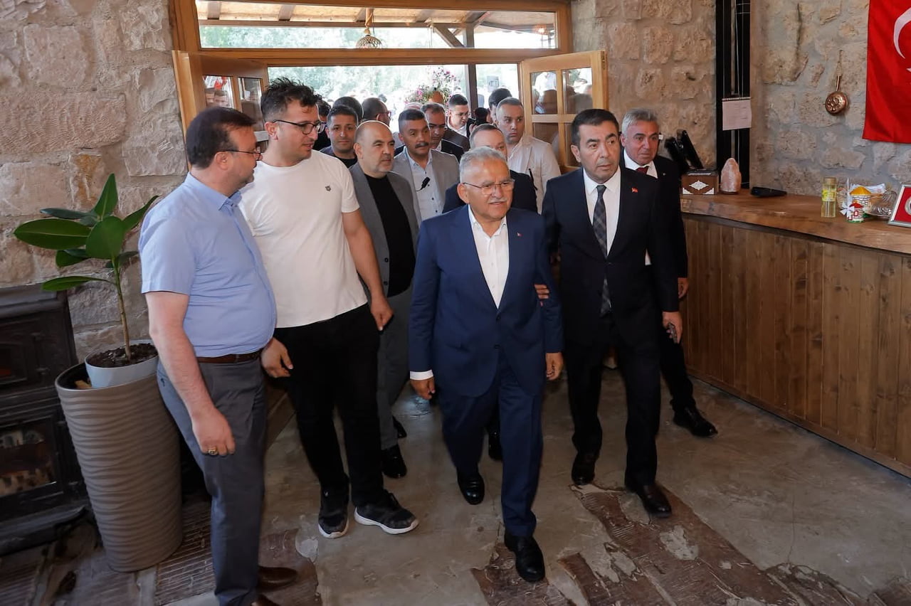 KAYSERİ BÜYÜKŞEHİR BELEDİYE BAŞKANI MEMDUH BÜYÜKKILIÇ'IN RESTORAN'A GELMESİ