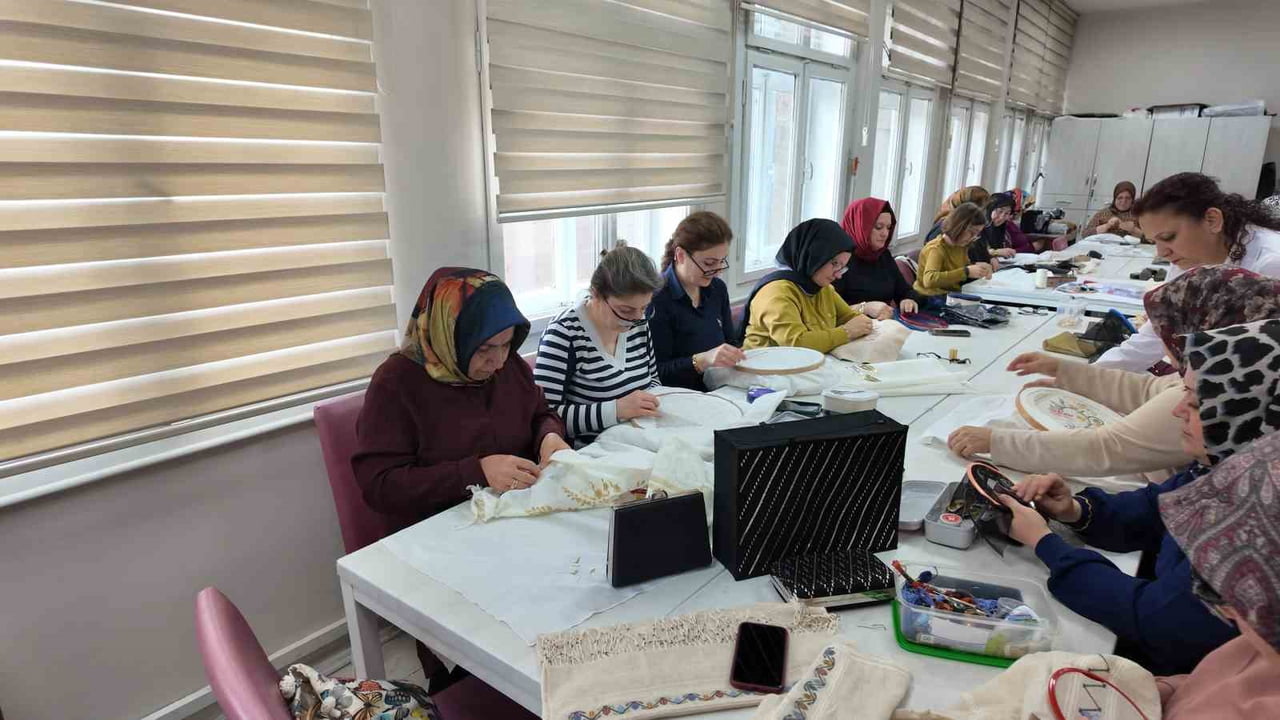 KAYSERİ BÜYÜKŞEHİR BELEDİYESİ BÜNYESİNDE FAALİYET GÖSTEREN KAYMEK; ÜCRETSİZ KURSLARLA UNUTULMAYA...