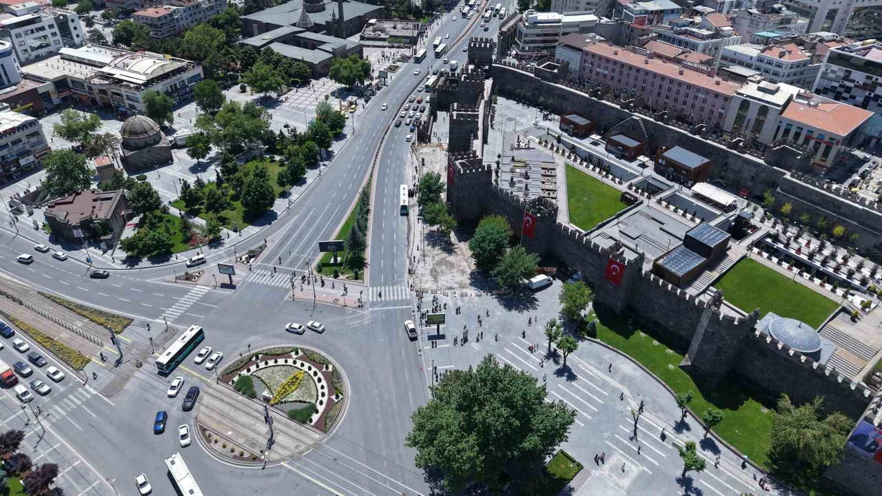 KAYSERİ CUMHURİYET MEYDANI’NDA BAŞLATILAN KAPSAMLI YENİLEME ÇALIŞMALARI HIZ KESMEDEN DEVAM...