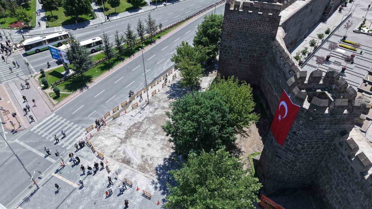 KAYSERİ CUMHURİYET MEYDANI’NDA BAŞLATILAN KAPSAMLI YENİLEME ÇALIŞMALARI HIZ KESMEDEN DEVAM...