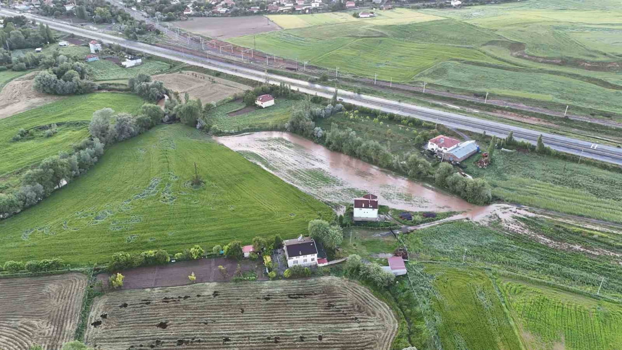 KAYSERİ’DE 8 KİLOMETRE UZUNLUĞU BULUNAN VE ÇIKIŞI OLMAYAN SU KANALINDAN AKAN SULAR, TARLALARI VE...
