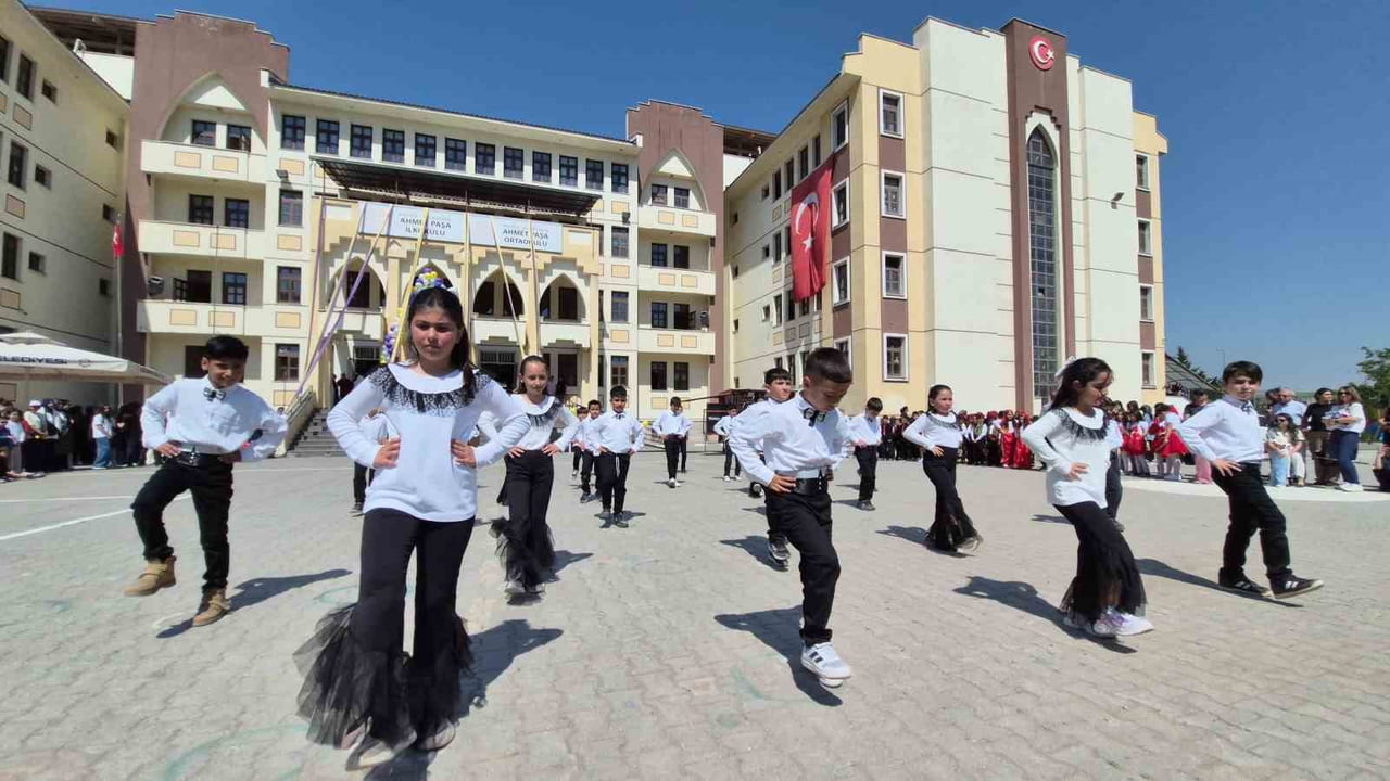 KAYSERİ’DE AHMETPAŞA İLKÖĞRETİM OKULU’NDA DÜZENLENEN YAZA MERHABA ŞÖLENİ’NDE ÖĞRENCİLER...