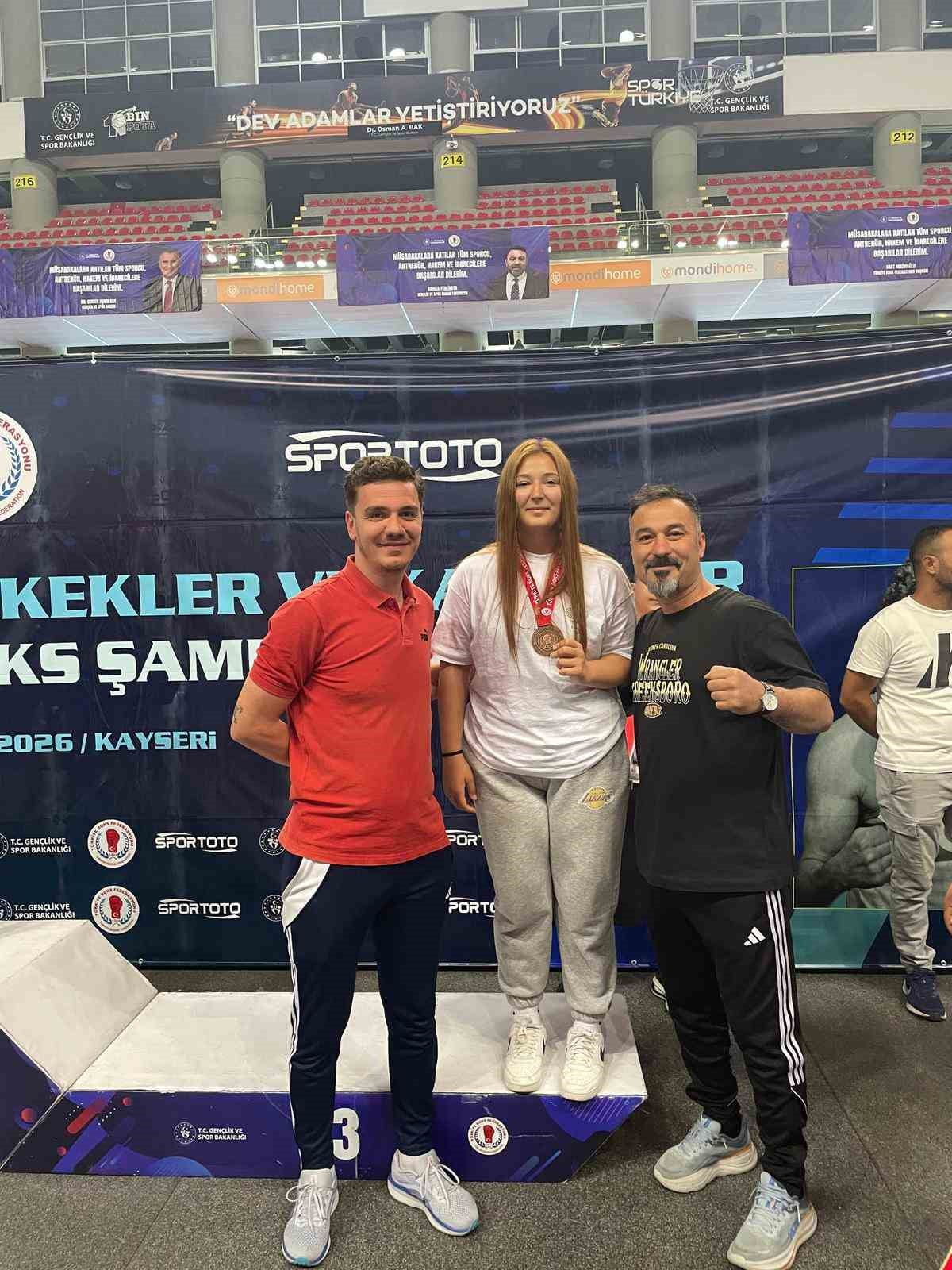 KAYSERİ’DE DÜZENLENEN MUSTAFA ÜNAL U-15 KADINLAR VE ERKEKLER TÜRKİYE FERDİ BOKS ŞAMPİYONASI’NDA...