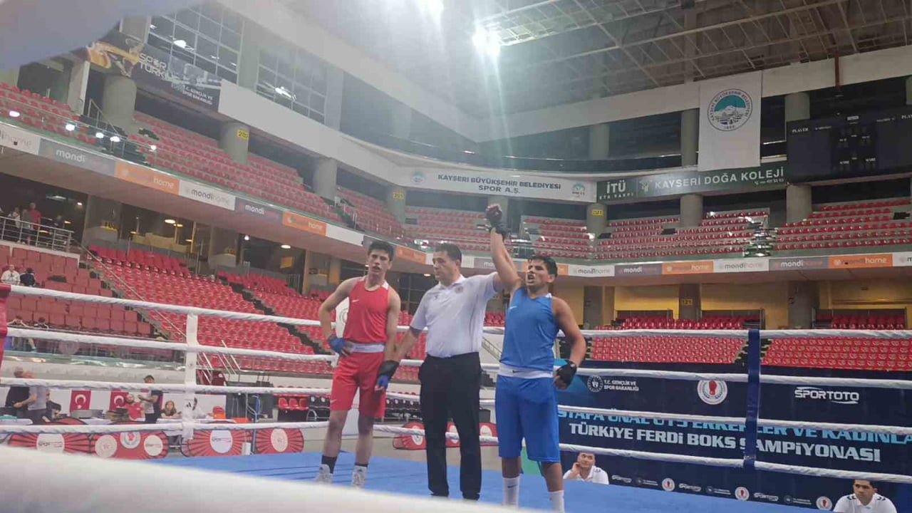 KAYSERİ’DE DÜZENLENEN U15 ALT MİNİKLER TÜRKİYE BOKS ŞAMPİYONASI’NDA RİNGE ÇIKAN ŞIRNAKLI SPORCU...