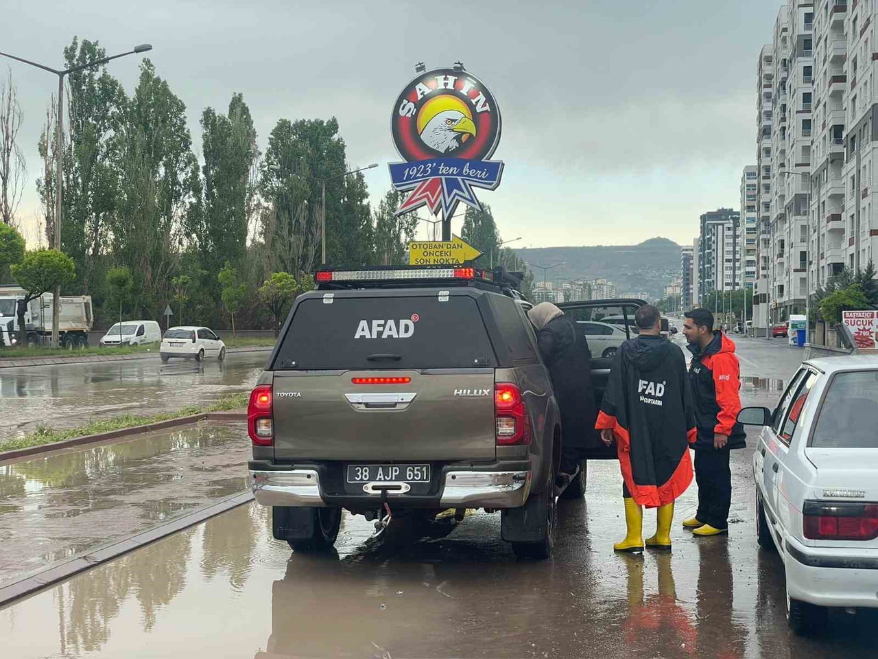 KAYSERİ’DE ETKİLİ OLAN KUVVETLİ YAĞIŞ VE DOLU NEDENİYLE ARAÇLARIYLA YOLDA KALAN VATANDAŞLAR, AFAD...