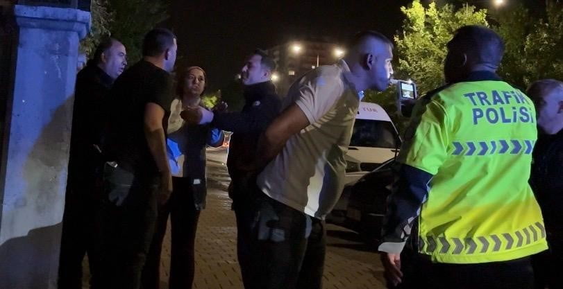 KAYSERİ’DE POLİSİN ‘DUR’ İHTARINA UYMAYARAK, KAÇAN ALKOLLÜ SÜRÜCÜ EVİNİN ÖNÜNDE YAKALANDI. YAPILAN...