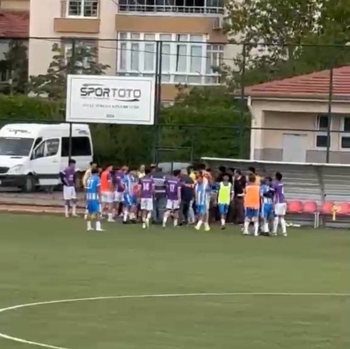 KAYSERİ DEVELİ STADI’NDA OYNANAN YILDIRIM BEYAZIT ŞAFAKSPOR İLE CIRGALANSPOR MAÇI HAKEME...