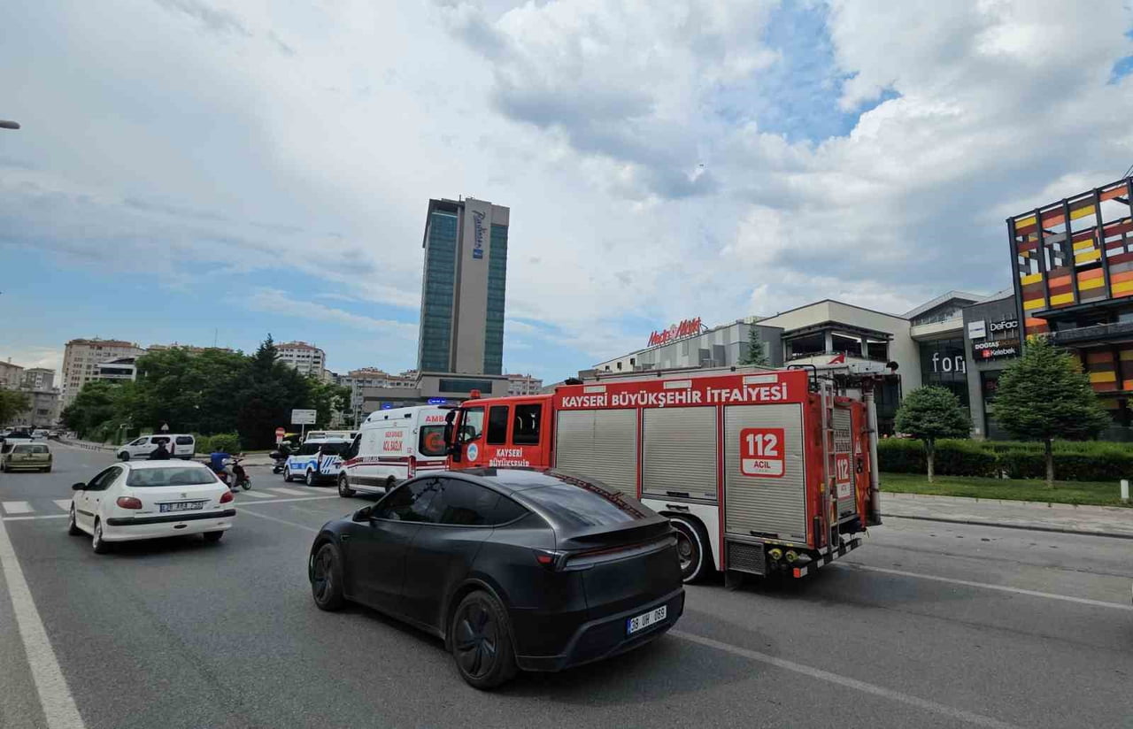 KAYSERİ FORUM ALIŞVERİŞ MERKEZİ’NDE (AVM) ‘CANLI BOMBA’ İHBARI VEREREK, EKİPLERİ HAREKETE GEÇİREN...