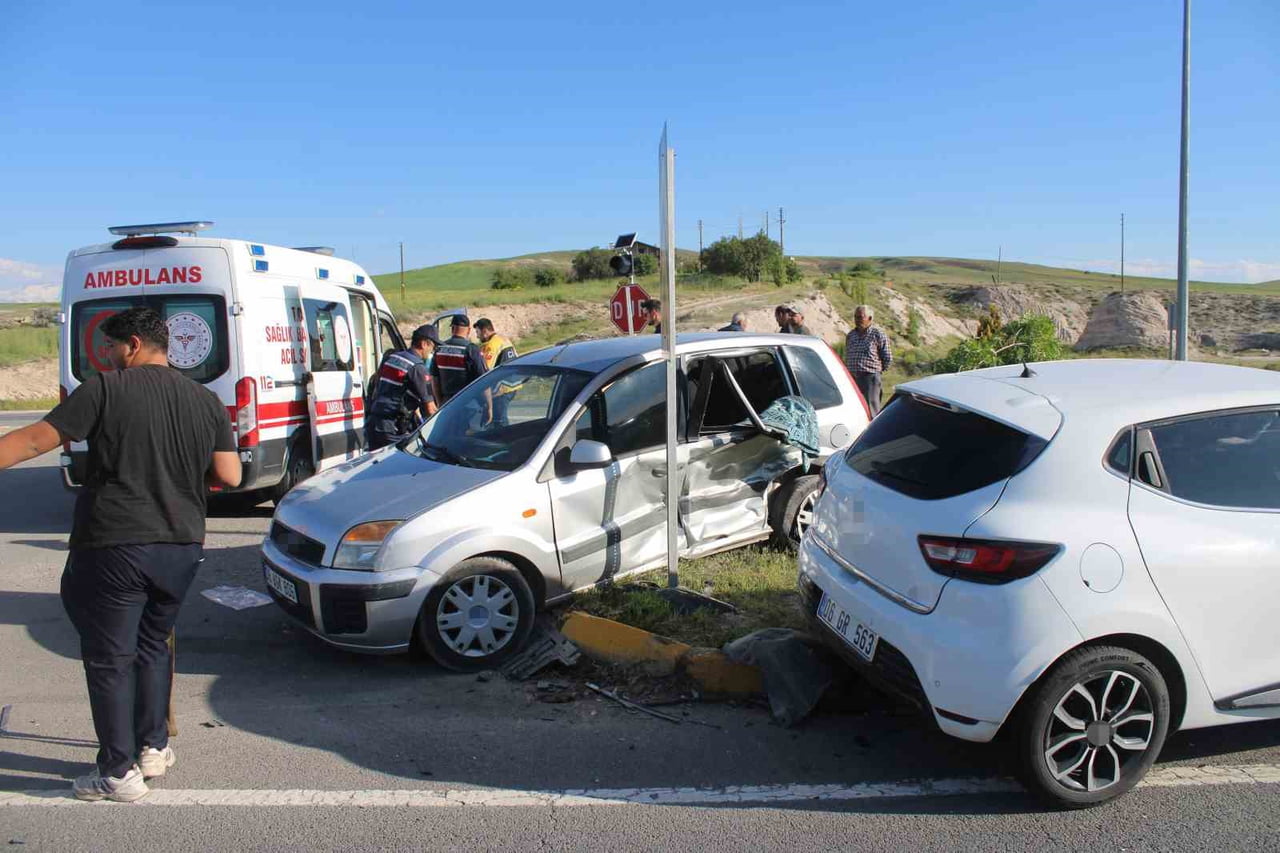 KAYSERİ-KIRŞEHİR KARAYOLU’NDA İKİ OTOMOBİLİN ÇARPIŞTIĞI TRAFİK KAZASINDA, 1’İ AĞIR 6 KİŞİ...