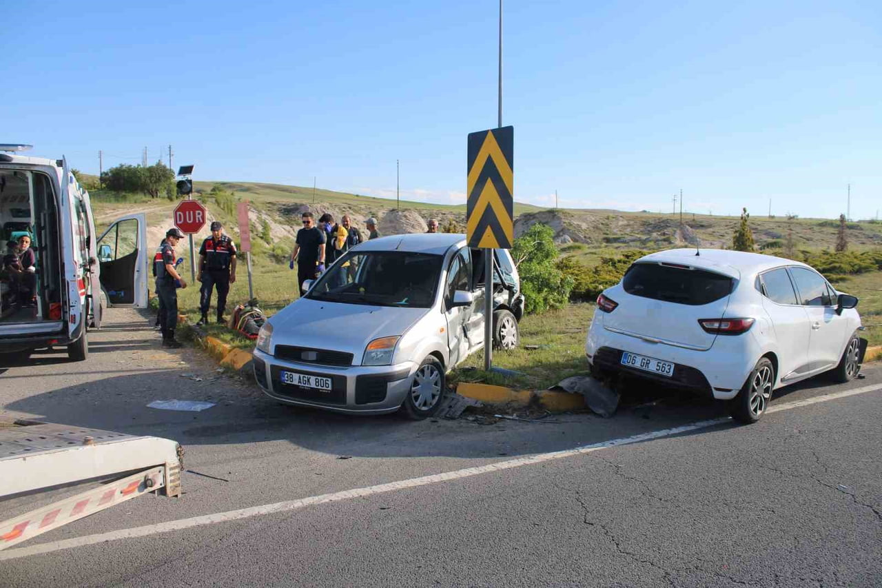 KAYSERİ-KIRŞEHİR KARAYOLU’NDA İKİ OTOMOBİLİN ÇARPIŞTIĞI TRAFİK KAZASINDA, 1’İ AĞIR 6 KİŞİ...