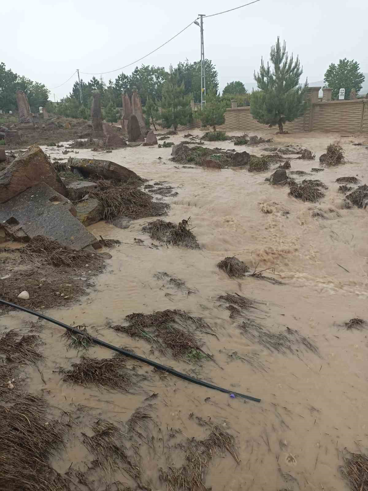 KAYSERİ’NİN DEVELİ İLÇESİNDE ETKİLİ OLAN YAĞIŞ SELE DÖNÜŞÜRKEN, CADDELER, BAHÇELER VE MEZARLIK...