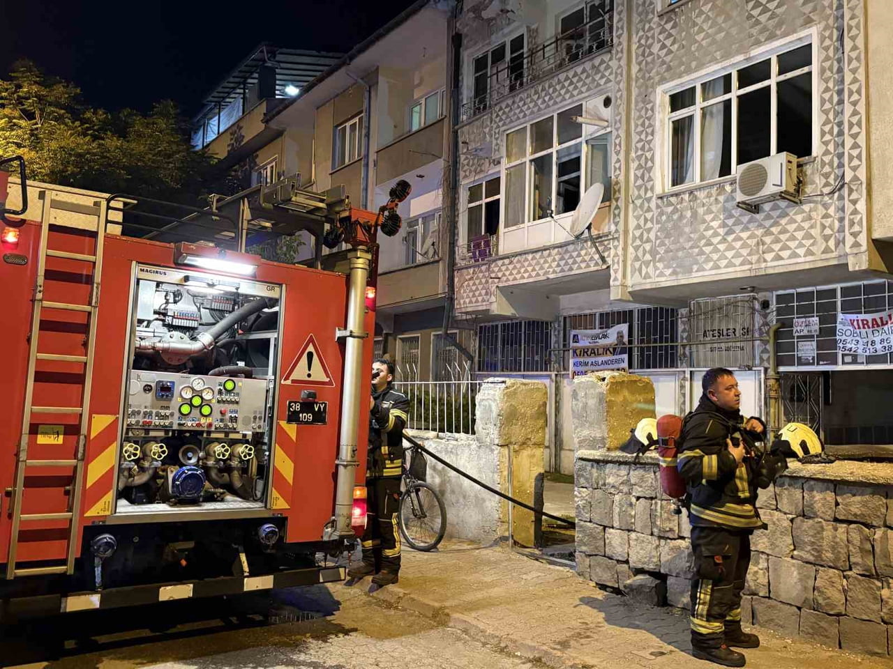 KAYSERİ’NİN KOCASİNAN İLÇESİNDE 4 KATLI BİNADA ÇIKAN YANGINDA, ANNE VE İKİ ÇOCUĞU DUMANDAN...