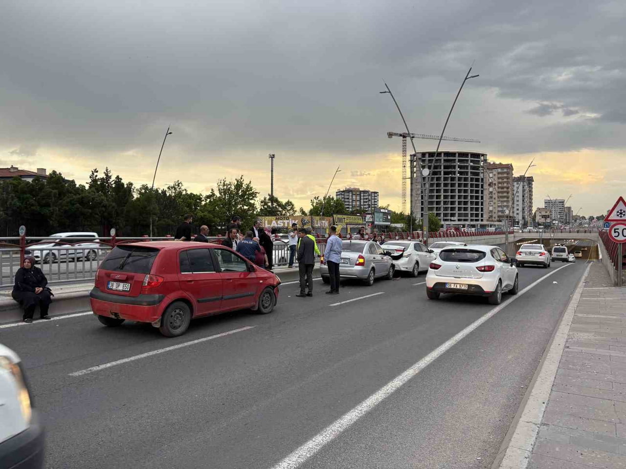 KAYSERİ’NİN KOCASİNAN İLÇESİNDE BİR ALT GEÇİDİN GİRİŞİNDE 4 OTOMOBİLİN KARIŞTIĞI ZİNCİRLEME TRAFİK...