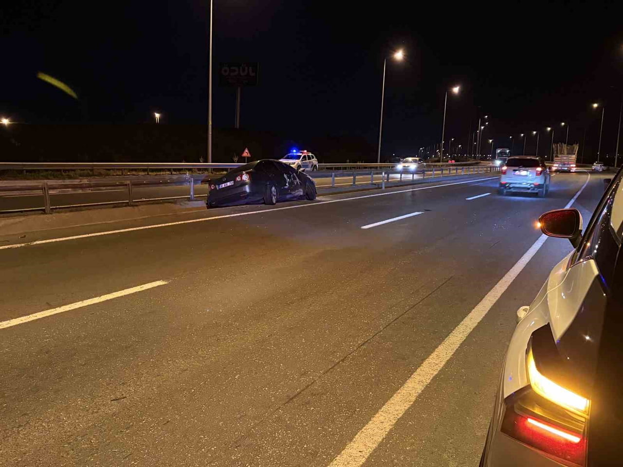 KAYSERİ’NİN KOCASİNAN İLÇESİNDE DİREKSİYON HAKİMİYETİ KAYBOLAN OTOMOBİL ÖNÜNDEKİ OTOMOBİLE ARKADAN...