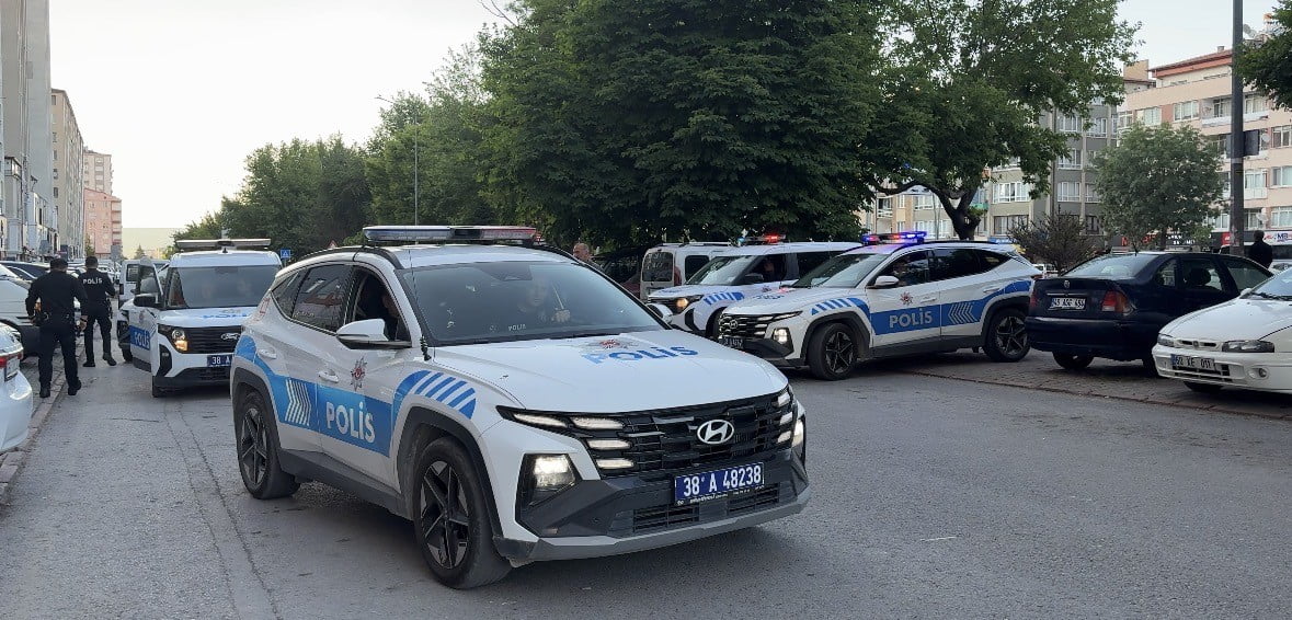 KAYSERİ’NİN KOCASİNAN İLÇESİNDE KIZ ARKADAŞINA ZARAR VERECEĞİ İDDİA EDİLEN ŞAHIS POLİS EKİPLERİ...