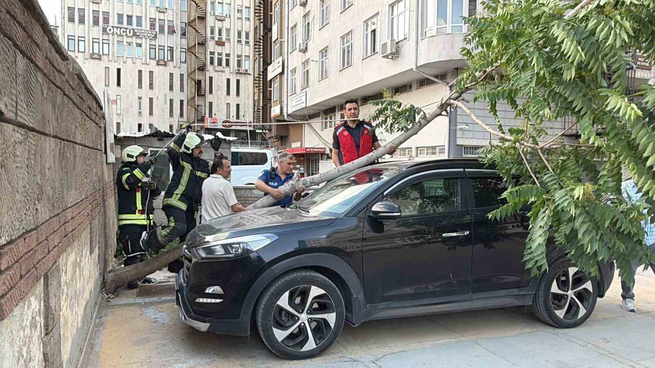 KAYSERİ’NİN KOCASİNAN İLÇESİNDE KÖKÜ DUVARIN ALTINDA KALAN AĞAÇ PARK HALİNDEKİ BİR ARACIN ÜZERİNE...