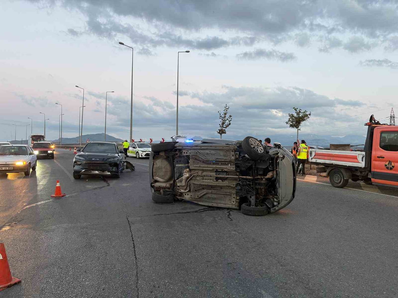 KAYSERİ’NİN KOCASİNAN İLÇESİNDE KONTROLDEN ÇIKAN OTOMOBİL IŞIKTA BEKLEYEN 4 ARACA ÇARPARAK, YAN...