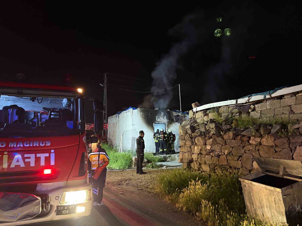 KAYSERİ’NİN KOCASİNAN İLÇESİNDE METRUK HALDEKİ BİR MÜSTAKİL İKAMETTE ÇIKAN YANGIN İTFAİYE EKİPLERİ...