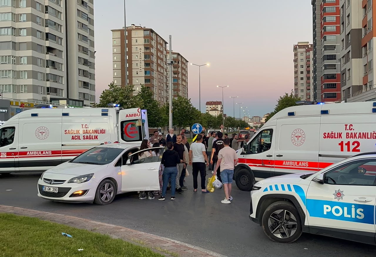 KAYSERİ’NİN KOCASİNAN İLÇESİNDE OTOMOBİLLE MOTOSİKLETİN ÇARPIŞTIĞI TRAFİK KAZASINDA MOTOSİKLET...