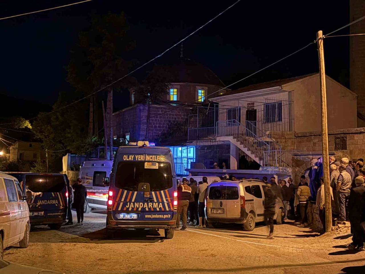 KAYSERİ’NİN KOCASİNAN İLÇESİNDE PSİKOLOJİK SORUNLARI OLDUĞU İDDİA EDİLEN BİR ŞAHIS, YATSI NAMAZINA...