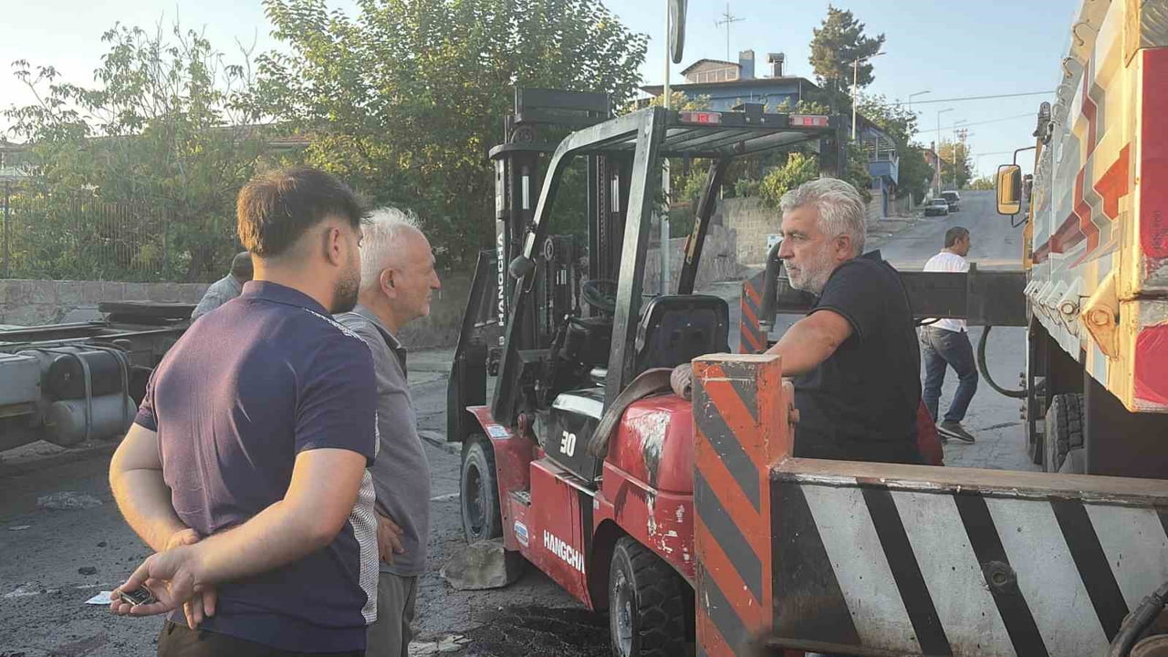 KAYSERİ’NİN KOCASİNAN İLÇESİNDE SÜRÜCÜSÜNÜN DİREKSİYON HAKİMİYETİNİ KAYBETTİĞİ FORKLİFT YAN...