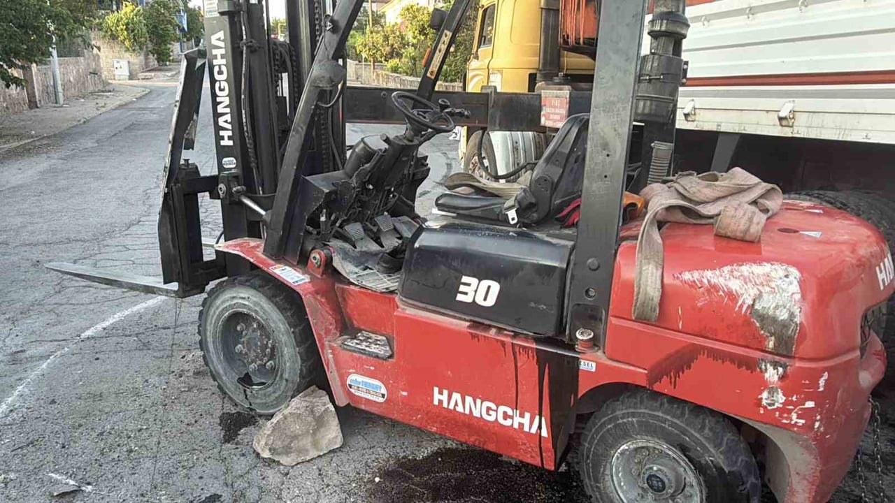 KAYSERİ’NİN KOCASİNAN İLÇESİNDE SÜRÜCÜSÜNÜN DİREKSİYON HAKİMİYETİNİ KAYBETTİĞİ FORKLİFT YAN...