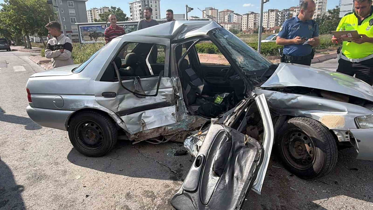 KAYSERİ’NİN MELİKGAZİ İLÇESİNDE 2 OTOMOBİL VE BİR MOTOSİKLETİN KARIŞTIĞI ZİNCİRLEME TRAFİK...