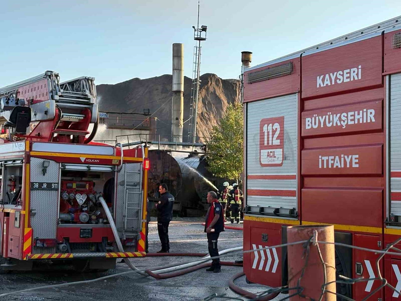 KAYSERİ’NİN MELİKGAZİ İLÇESİNDE ASFALT ŞANTİYESİNDE BULUNAN TANKERLERDE ÇIKAN YANGIN KISA SÜREDE...