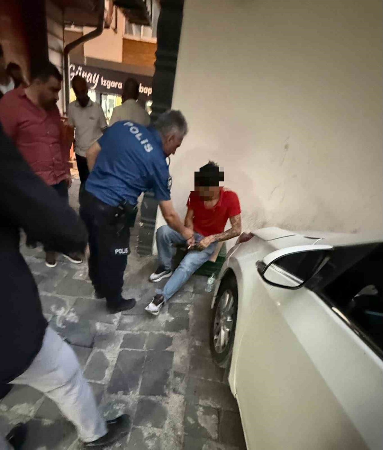KAYSERİ’NİN MELİKGAZİ İLÇESİNDE İDDİAYA GÖRE KIZ MESELESİ YÜZÜNDEN ÇIKAN KAVGADA 1 KİŞİ BACAĞINDAN...