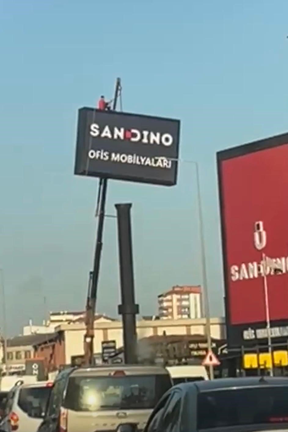 KAYSERİ’NİN MELİKGAZİ İLÇESİNDE İŞÇİLERİN TOTEM DİKİMİ YÜREKLERİ AĞZA GETİRDİ.