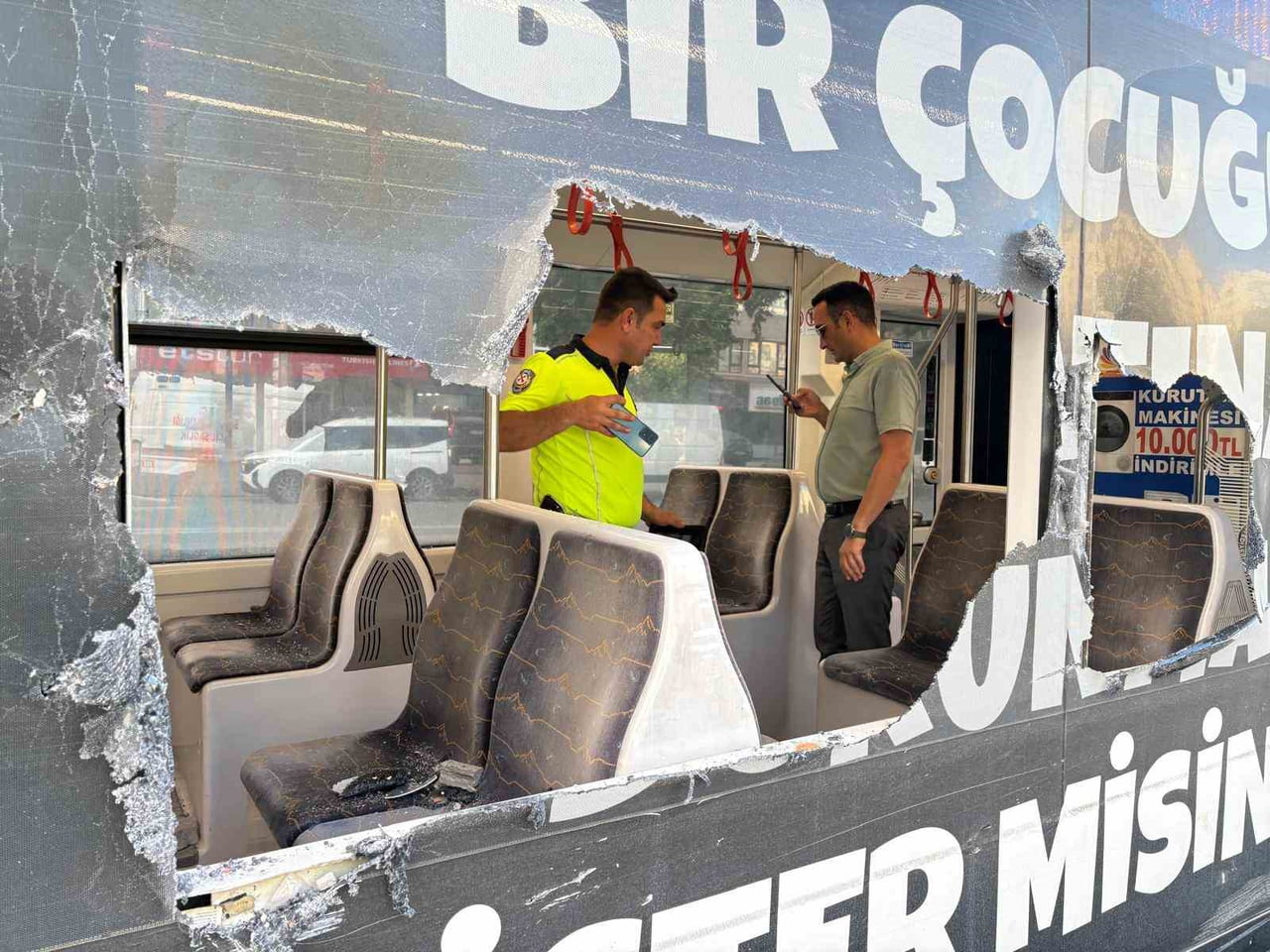 KAYSERİ’NİN MELİKGAZİ İLÇESİNDE KONTROLDEN ÇIKAN OTOMOBİL REFÜJE ÇARPARKEN, REFÜJDEN KOPAN TAŞ...