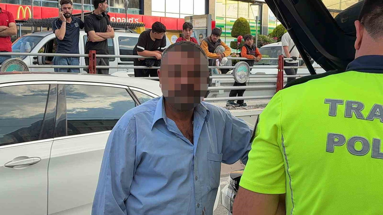 KAYSERİ’NİN MELİKGAZİ İLÇESİNDE KONTROLDEN ÇIKAN OTOMOBİL REFÜJE ÇARPARKEN, REFÜJDEN KOPAN TAŞ...