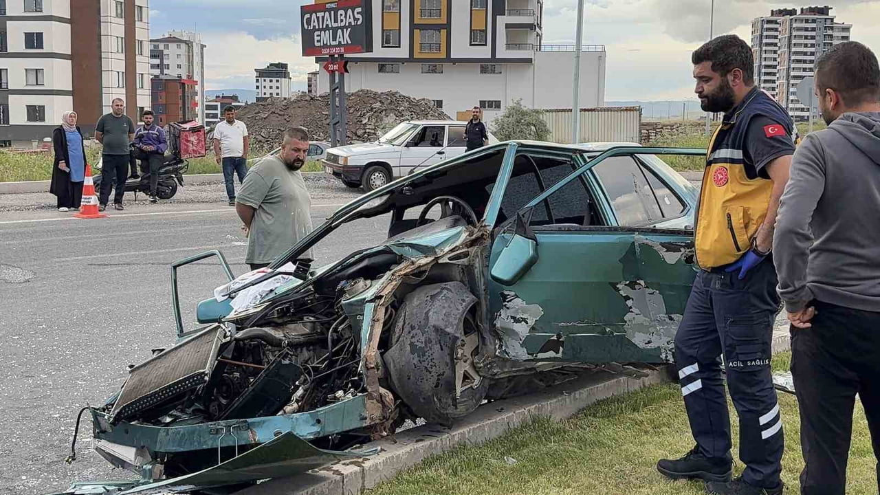 KAYSERİ’NİN MELİKGAZİ İLÇESİNDE KONTROLDEN ÇIKAN TOFAŞ MARKA OTOMOBİL REFÜJE ÇIKARKEN, KAZADA 1’İ...