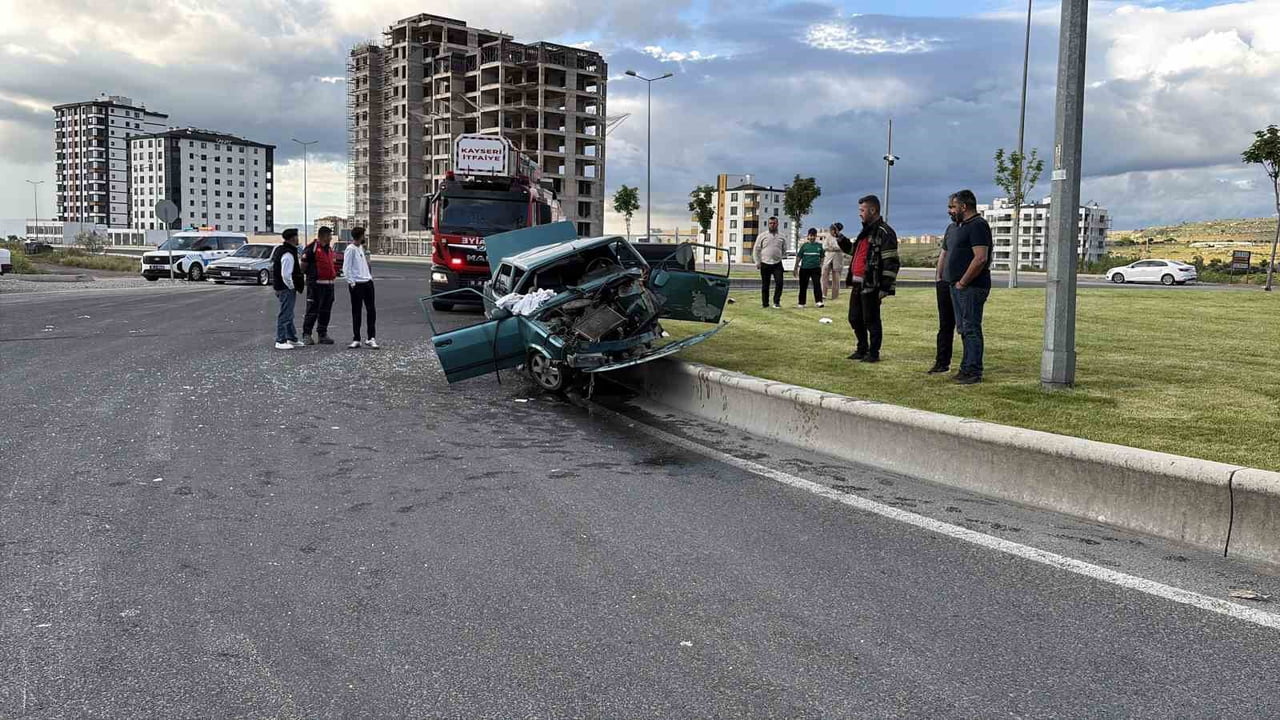 KAYSERİ’NİN MELİKGAZİ İLÇESİNDE KONTROLDEN ÇIKAN TOFAŞ MARKA OTOMOBİL REFÜJE ÇIKARKEN, KAZADA 1’İ...