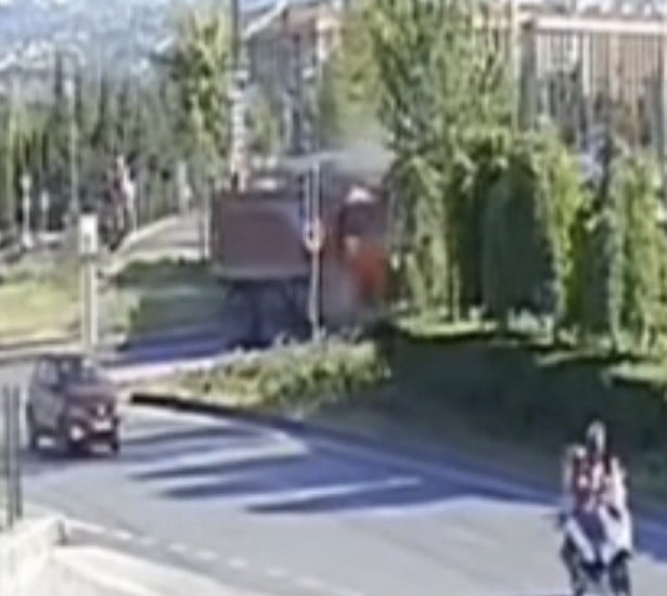 KAYSERİ’NİN MELİKGAZİ İLÇESİNDE TRAMVAY İLE KAMYONUN ÇARPIŞTIĞI KAZA ANBEAN GÜVENLİK KAMERASINA...