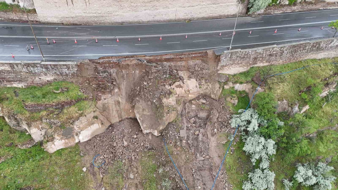 KAYSERİ’NİN MELİKGAZİ İLÇESİNDE YOĞUN YAĞIŞ NEDENİYLE 10 METRELİK İSTİNAT DUVARI ÇÖKTÜ. DUVARDAN...