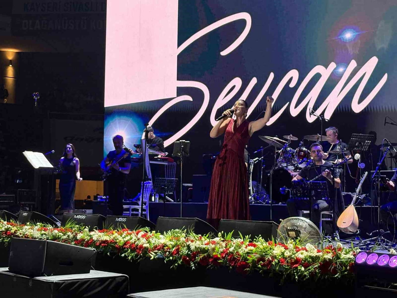 KAYSERİ SİVASLI DERNEKLER FEDERASYONU’NUN OLAĞANÜSTÜ KONGRESİ’NDEN SONRA SAHNE ALAN SANATÇI SEVCAN...