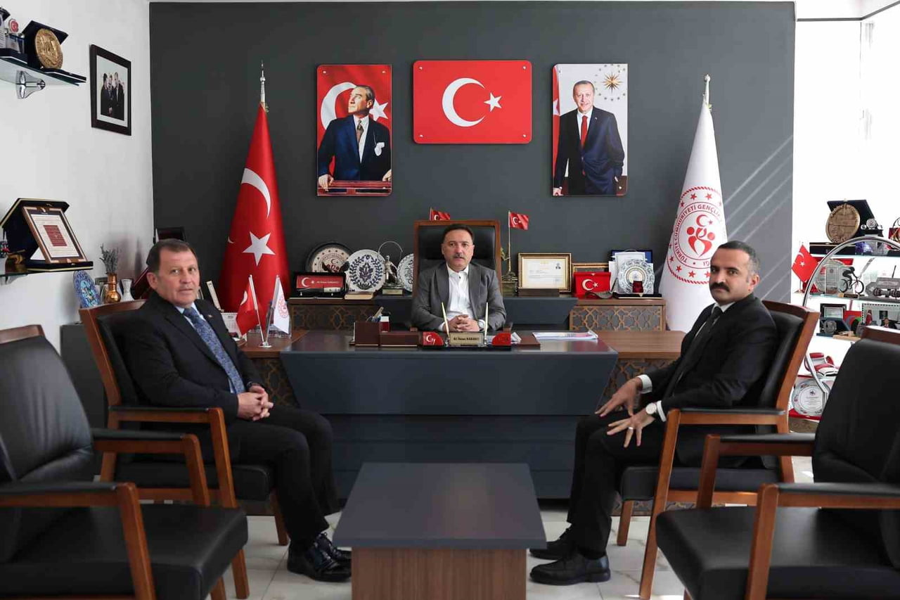 KAYSERİ VALİSİ GÖKMEN ÇİÇEK; GENÇLİK VE SPOR İL MÜDÜRLÜĞÜNÜ ZİYARET EDEREK KURUM TARAFINDAN...