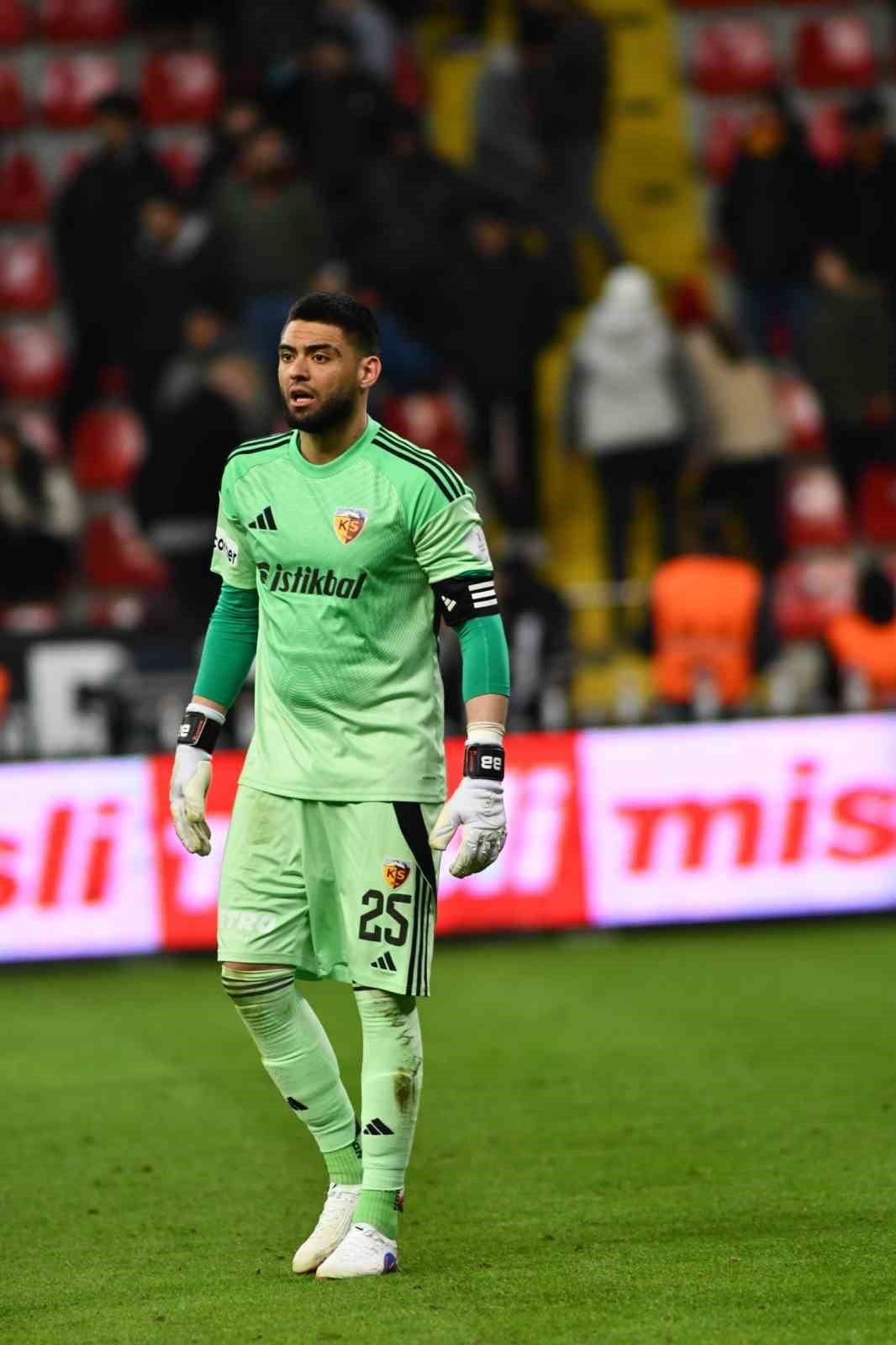 KAYSERİSPOR SÖZLEŞMESİ SONA EREN KALECİ BİLAL BAYAZİT, SARI-KIRMIZILI KULÜBE VEDA ETTİ.
