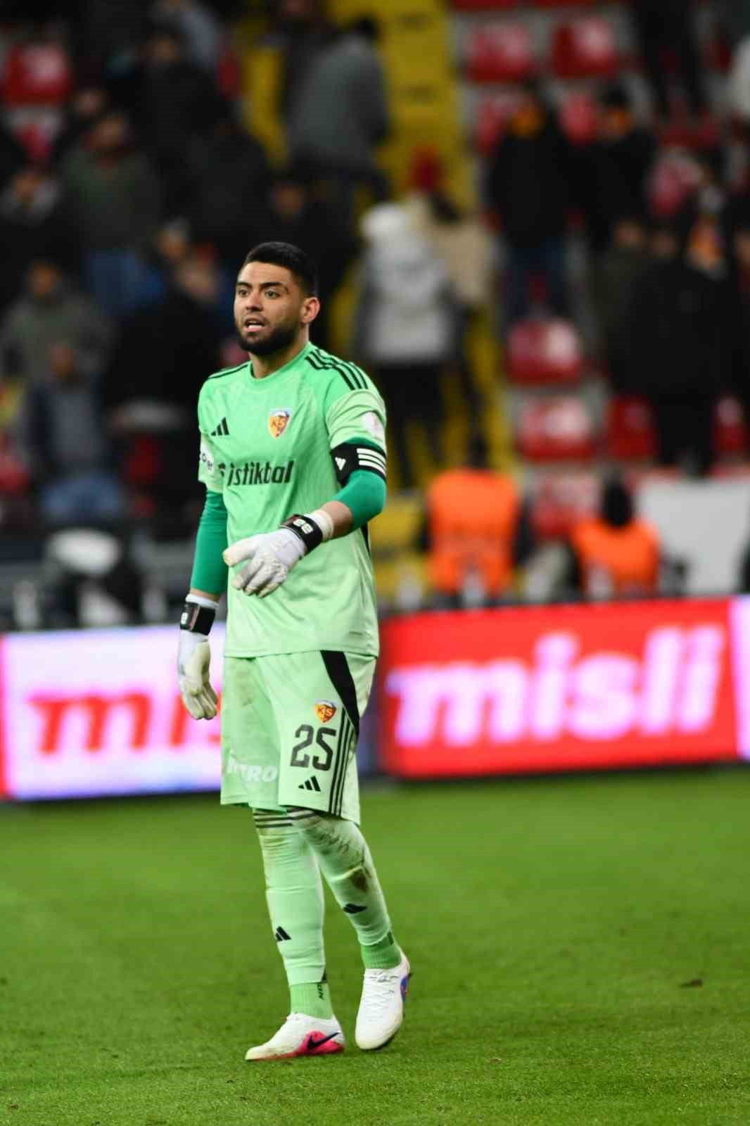 KAYSERİSPOR SÖZLEŞMESİ SONA EREN KALECİ BİLAL BAYAZİT, SARI-KIRMIZILI KULÜBE VEDA ETTİ.