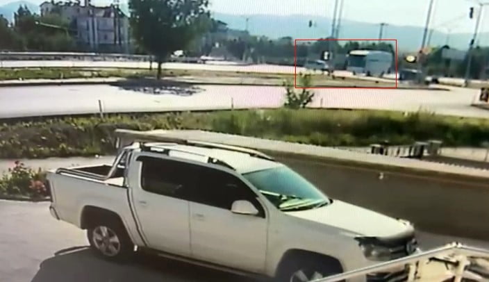 KAZA ANI GÜVENLİK KAMERASINA YANSIDI.