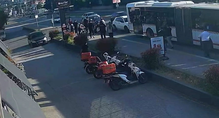 KAZA BİR İŞ YERİNİN GÜVENLİK KAMERASINA YANSIDI.