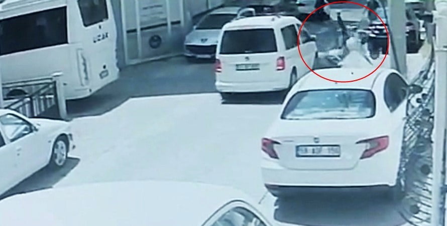 KAZADA SÜRÜCÜNÜN MOTOSİKLETTEN FIRLADIĞI ANLAR KAMERAYA YANSIDI.