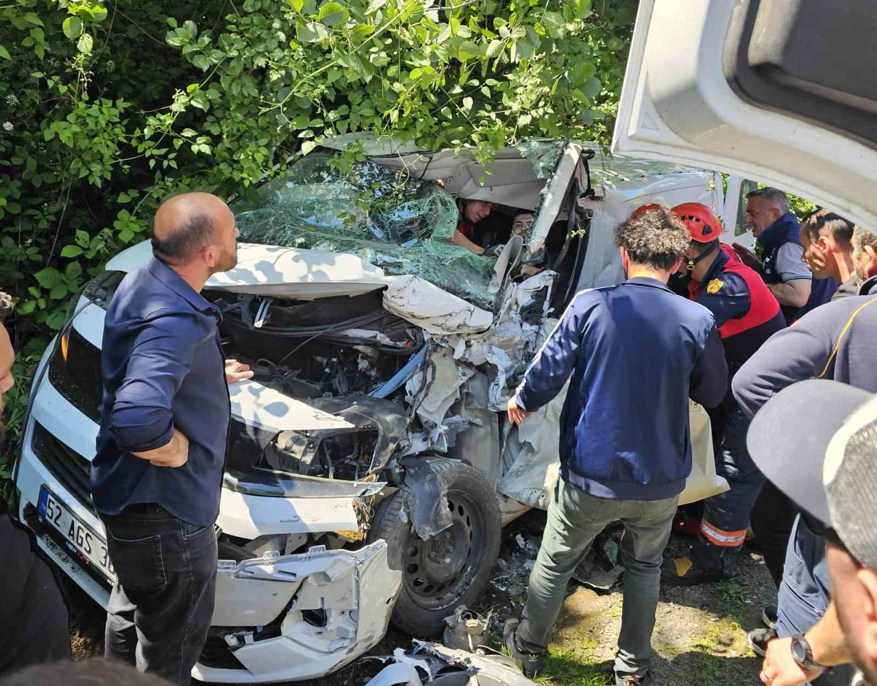 KAZAYA KARIŞAN ARAÇ SÜRÜCÜSÜNÜN ÇIKARILMA ÇALIŞMALARI