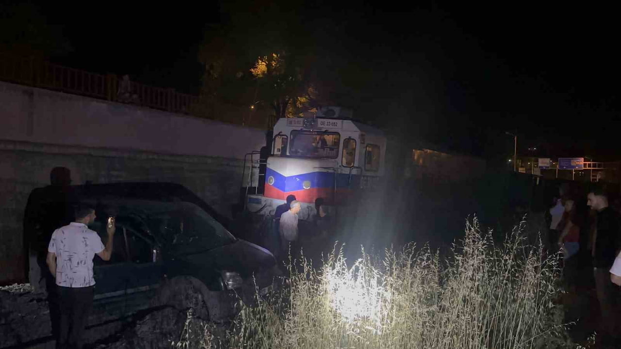KAZAYA KARIŞAN TREN VE HAFİF TİCARİ ARAÇ