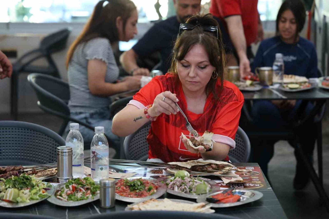 KEBABIN BAŞKENTİ ADANA'DA A MİLLİ FUTBOL TAKIMI'NIN DÜNYA KUPASI KARŞILAŞMASI, BİR KEBAPÇIDA...