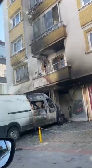 KEÇİÖREN İLÇESİNDE GECE SAATLERİNDE ÇIKAN YANGINDA BİR DÜKKAN, BİR MİNİBÜS VE BİR DAİRE ZARAR...