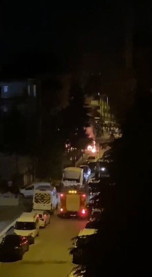 KEÇİÖREN İLÇESİNDE GECE SAATLERİNDE ÇIKAN YANGINDA BİR DÜKKAN, BİR MİNİBÜS VE BİR DAİRE ZARAR...